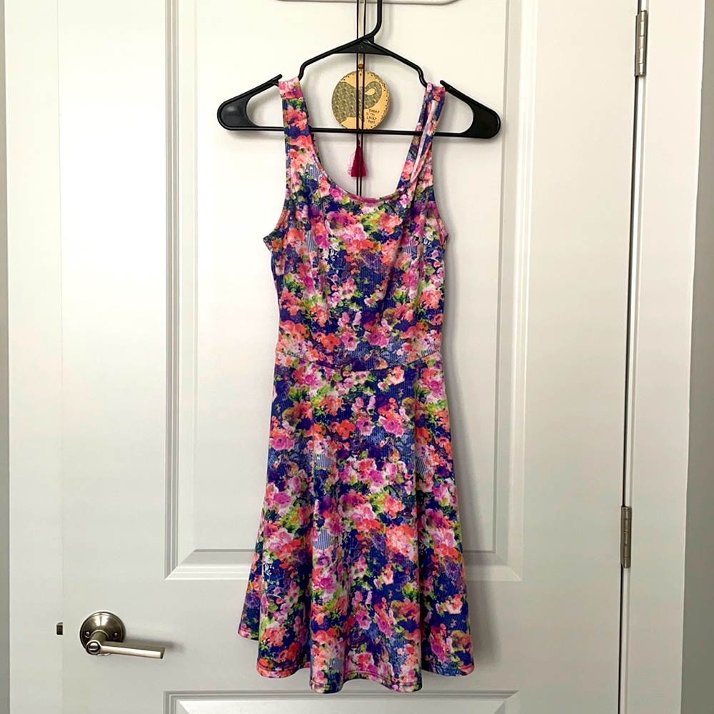 🌸🌺- Soprano dress w/ cut out back